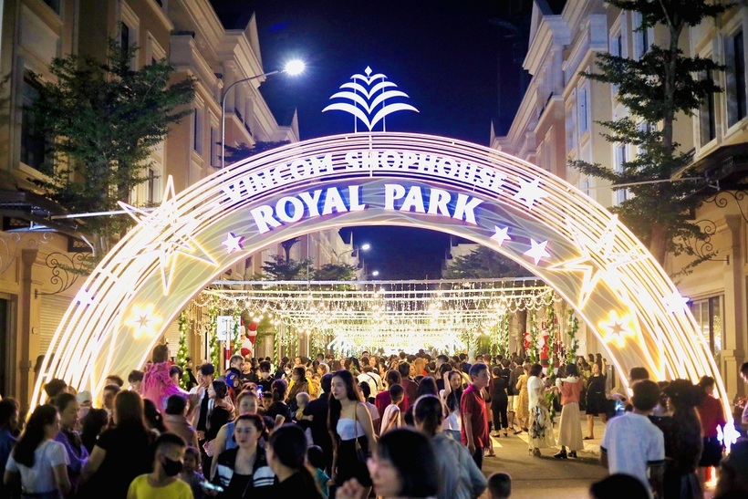 Tuyến phố đi bộ Châu Âu rực rỡ tại tâm điểm Vincom Shophouse Royal Park là điểm đến của hàng ngàn du khách trong các dịp lễ hội