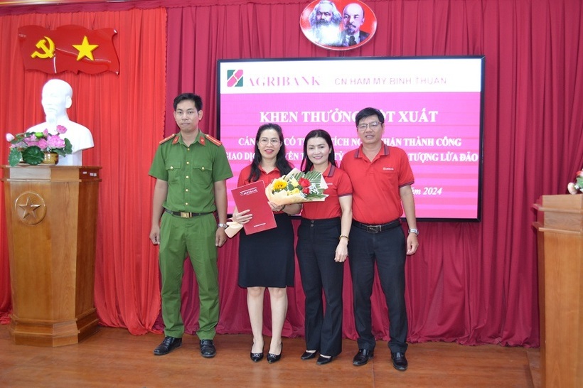 Đồng chí Trần Viết Tình - Phó Giám đốc Agribank chi nhánh tỉnh Bình Thuận - trao khen thưởng đột xuất cho Giao dịch viên Lê Thị Duyên
