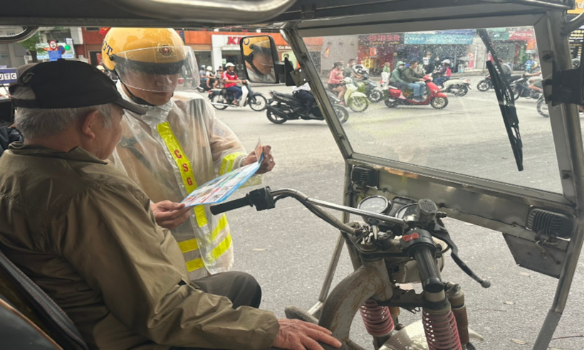 Tổ công tác Đội CSGT đường bố số 5, Phòng CSGT phát tờ rơi, tuyên truyền cho ông Nguyễn Văn Thìn