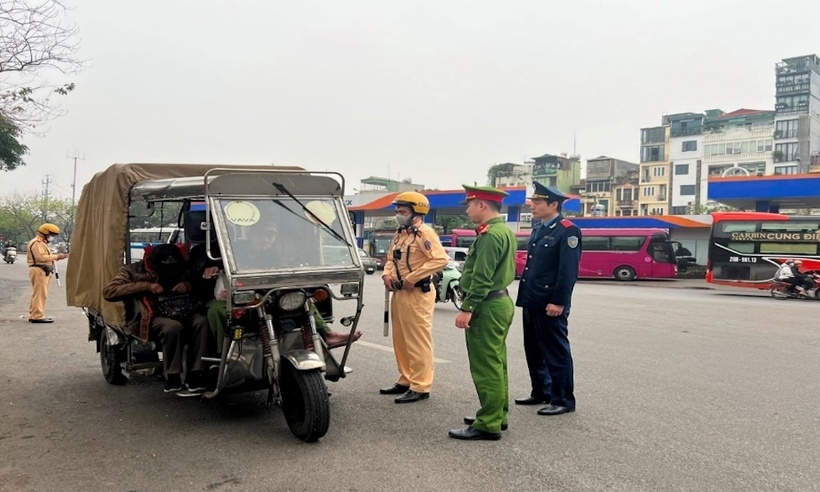 Đội CSGT đường bộ số 1, Phòng CSGT CATP phối hợp với Công an quận Hoàn Kiếm, Thanh tra giao thông quận, tổ chức ra quân xử lý vi phạm xe "tự chế", xe chở hàng hóa cồng kềnh trên địa bàn