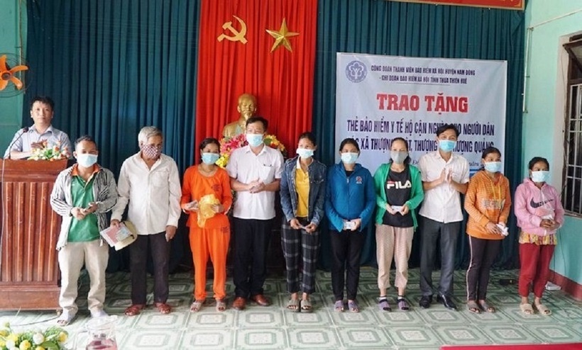 Tặng thẻ BHYT cho các hộ gia đình cận nghèo ở Thừa Thiên - Huế