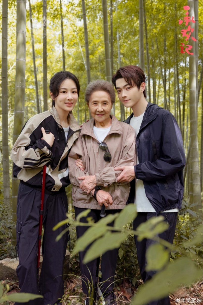 Mạch Thừa Hoan (Dương Tử) và Diêu Chí Minh (Hứa Khải) bên cạnh bà nội. Ảnh: Weibo