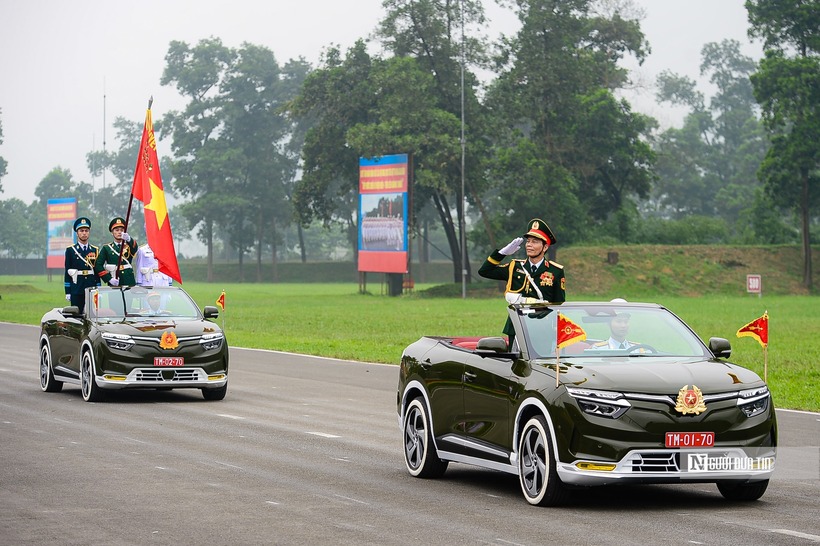 Hình ảnh Trung tướng Nguyễn Trọng Bình đứng trong trước xe Vinfast VF8 đi đầu trong buổi hợp luyện diễu binh, diễu hành lần cuối tại Trung tâm Huấn luyện quân sự quốc gia 4 sáng ngày 17/4..