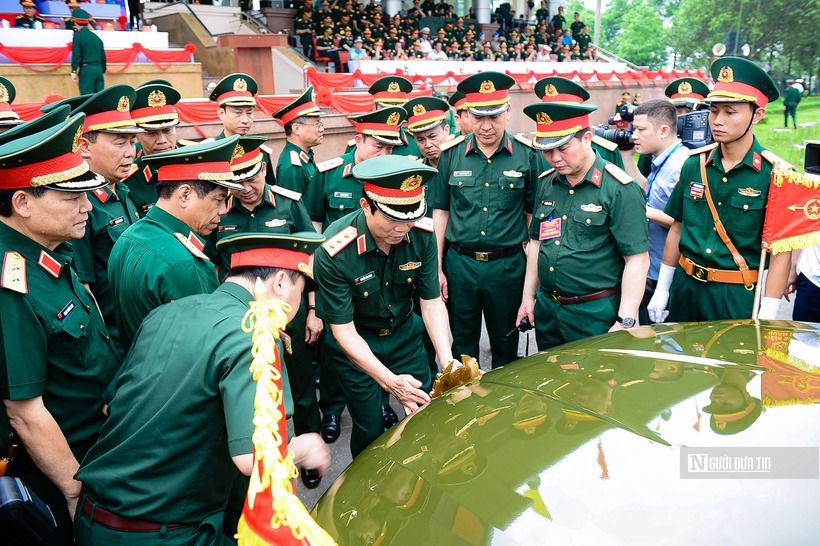Thượng tướng Nguyễn Tân Cương - Tổng Tham mưu trưởng Quân đội Nhân dân Việt Nam kiểm tra 2 chiếc xe Vinfast VF8.