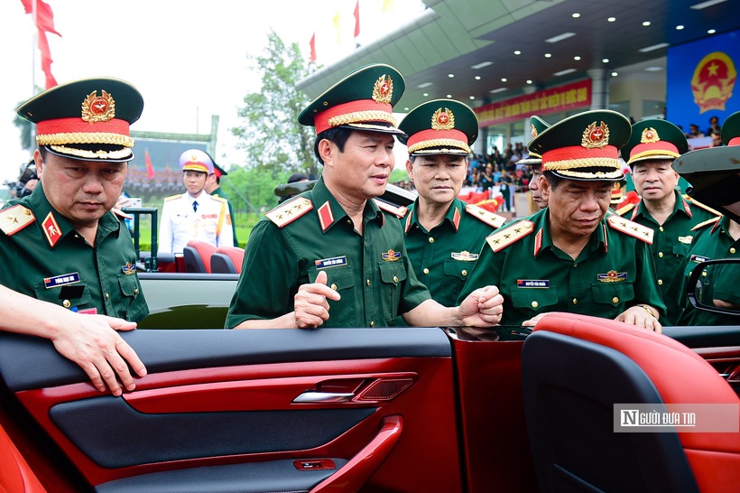 Dự kiến sau khi xuất hiện tại lễ diễu binh, diễu hành kỷ niệm 70 năm Chiến thắng Điện Biên Phủ, 2 chiếc VF8 mui trần của Vinfast, thương hiệu xe Việt cũng sẽ có mặt tại các ngày lễ lớn của đất nước.