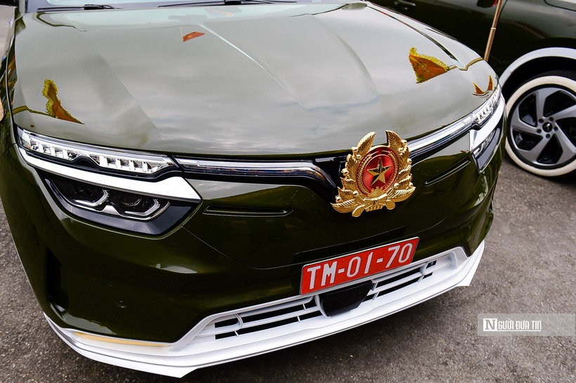 Phần đầu xe gắn logo VinFast đã được thay bằng Quân hiệu của Quân đội nhân dân Việt Nam.