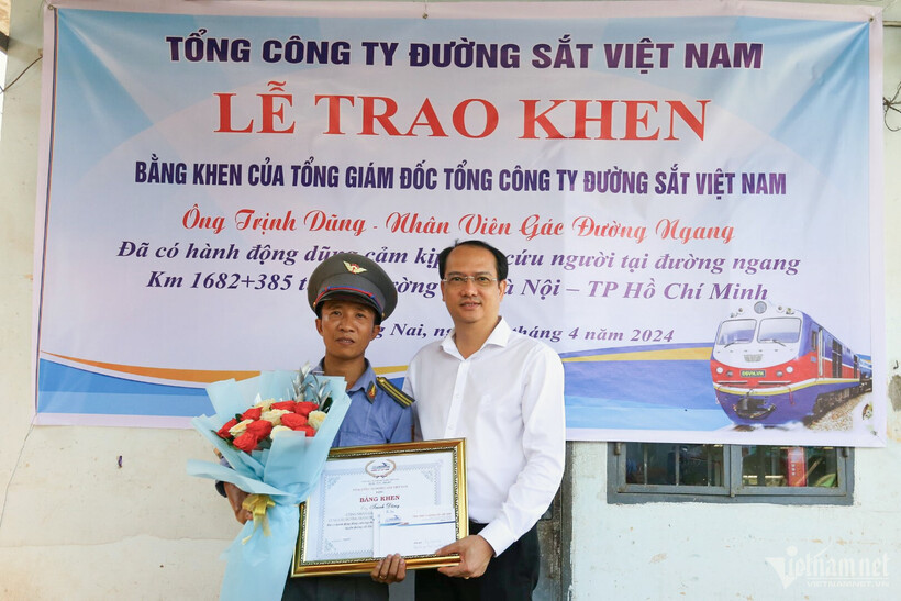 Tổng Công ty Đường sắt Việt Nam khen thưởng anh Dũng. Ảnh: VietNamnet.