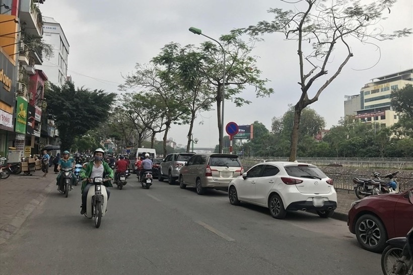 Quy định chi tiết về khoảng cách đỗ xe trên vỉa hè.