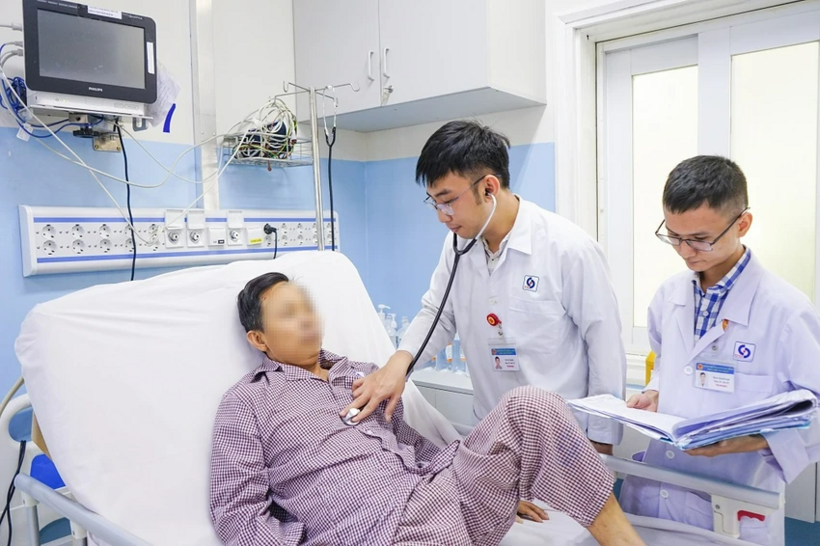 Bác sĩ thăm khám cho bệnh nhân trước khi xuất viện. Ảnh: Pháp luật TP.HCM