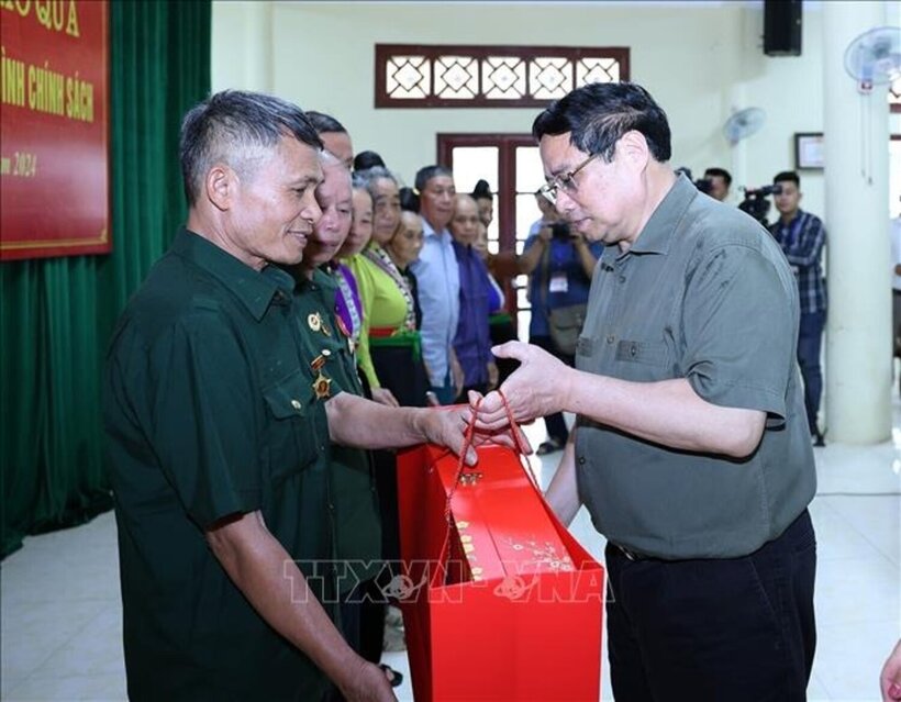 Thủ tướng Phạm Minh Chính tặng quà cho các Chiến sĩ Điện Biên và gia đình chính sách trên địa bàn 2 xã Mường Phăng và Pá Khoang. Ảnh: Dương Giang/TTXVN