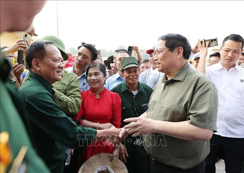 Thủ tướng Phạm Minh Chính thăm hỏi nhân dân và du khách đến tham quan Khu di tích Sở chỉ huy chiến dịch Điện Biên Phủ. Ảnh: Dương Giang/TTXVN