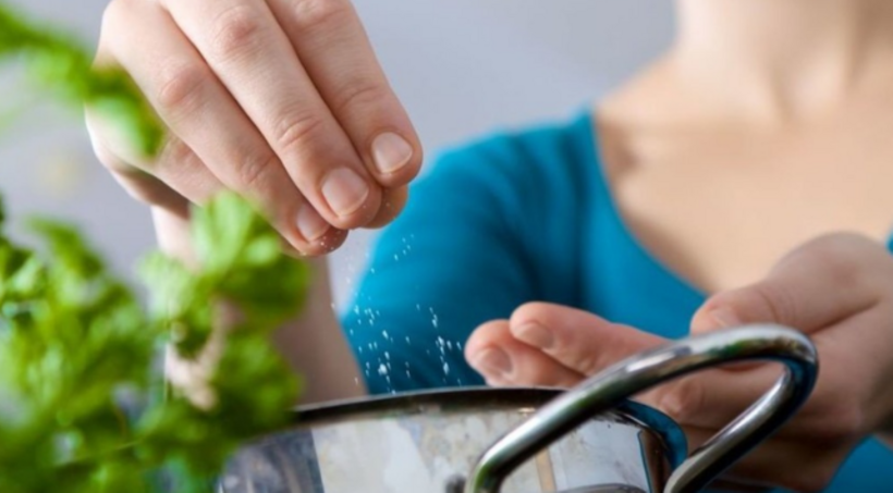 Cần kiểm soát lượng muối trong khẩu phần ăn của người suy thận.