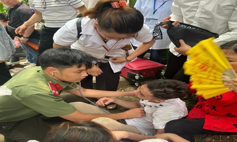 Lực lượng công an tỉnh Phú Thọ đang tiến hành chăm sóc cho du khách đã gặp vấn đề sức khỏe.