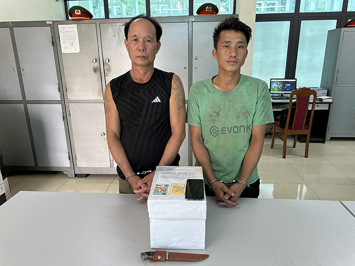 Hai đối tượng Lò Văn Phát và Sộng A Hông tại cơ quan Công an. Ảnh: CAND