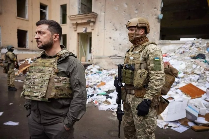 Tổng thống Volodymyr Zelensky đến thăm thành phố Kharkiv. Ảnh: Newsweek