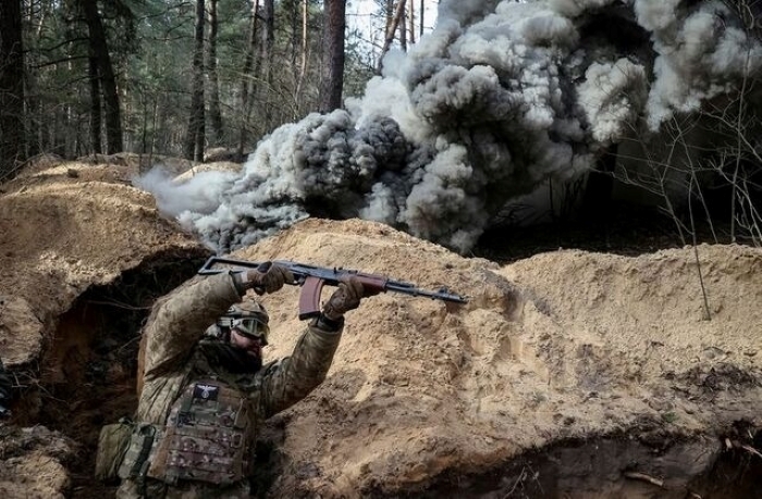 Quân đội Ukraine chật vật vì lựu đạn hơi cay Nga. Ảnh: Reuters