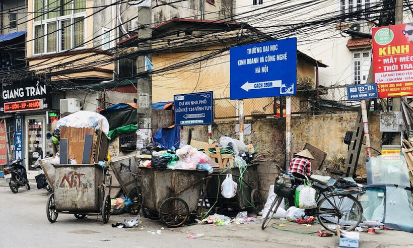 Điểm tập kết rác tại ngã 3 ngõ 122 phố Vĩnh Tuy, quận Hai Bà Trưng gây mất mỹ quan đô thị