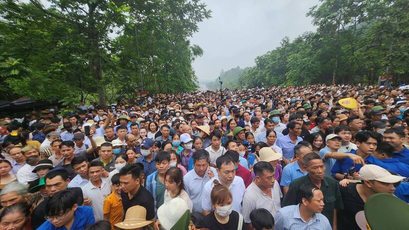 Dòng người nối tiếp nhau thành những hàng dài tại lối lên cổng đền.