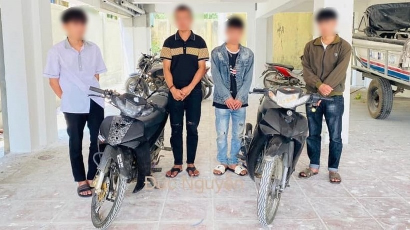 Nhóm thanh niên dàn cảnh lấy trộm tài sản của du khách. Ảnh: VOV