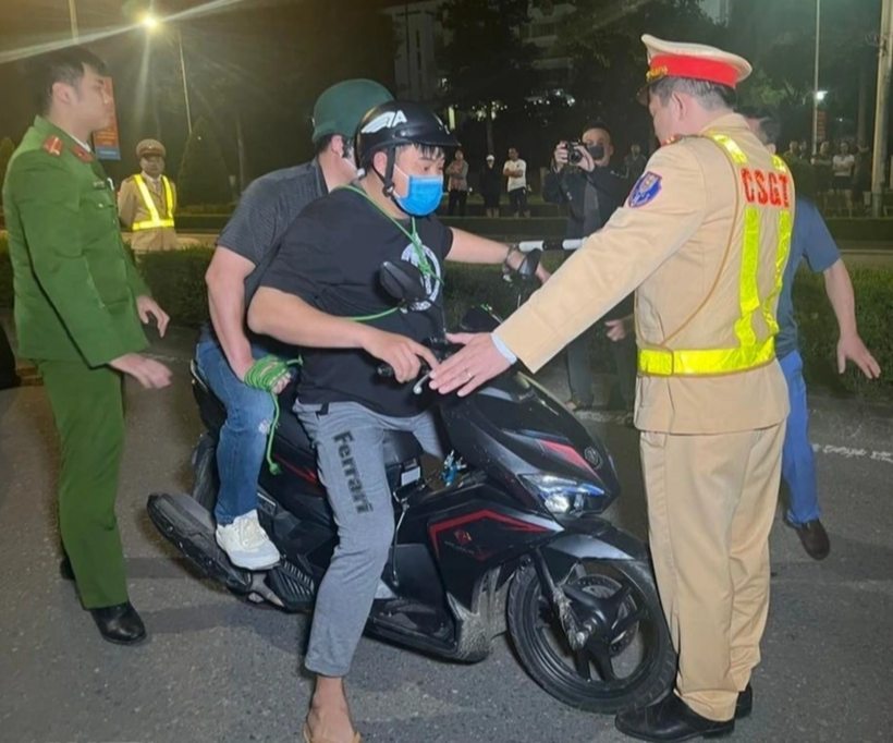 Cảnh sát dẫn giải Tâm thực nghiệm hiện trường. Ảnh: Dân trí