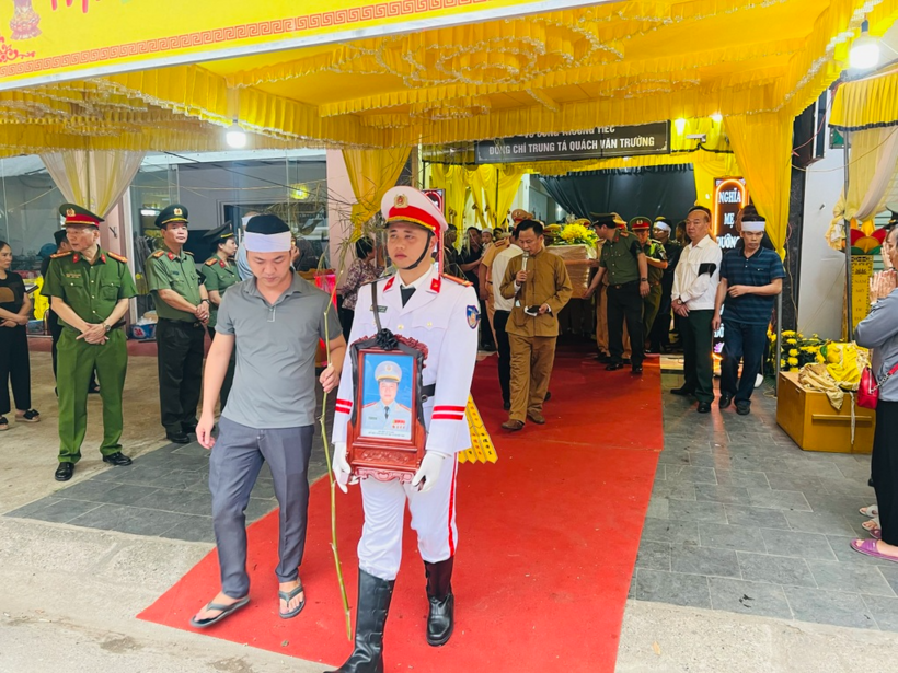 Giây phút tiễn đưa linh cữu Trung tá Quách Văn Trường. Ảnh: Dân trí