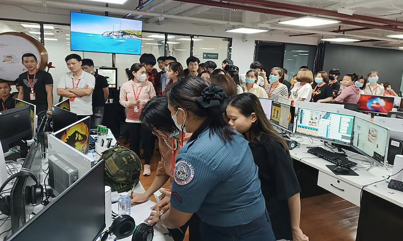 Cảnh sát Philippines đột kích, giải cứu những nạn nhân buôn người tại một cụm nhà ở thành phố Mabalacat, tỉnh Pampanga, ngày 4/5. Ảnh: AFP