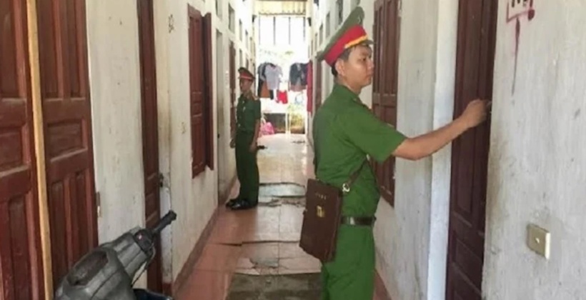 Khi cơ quan, người có thẩm quyền yêu cầu, công dân phải xuất trình sổ hộ khẩu, sổ tạm trú, giấy tờ khác liên quan đến cư trú. (Ảnh minh họa)