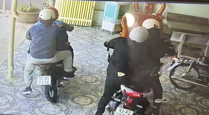 Nhóm 4 đối tượng khi thực hiện hành vi cướp tiệm vàng ở Bình Dương. Ảnh: VTC News