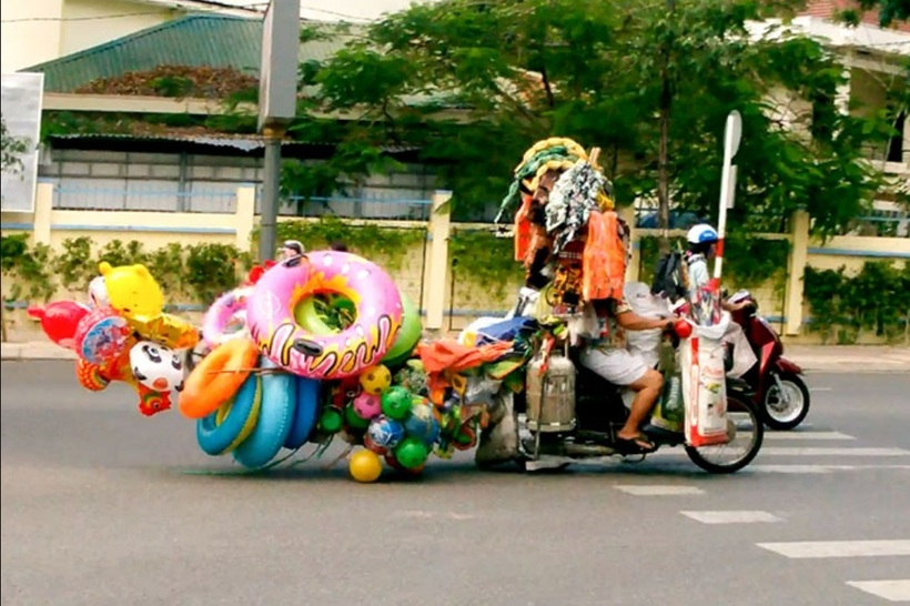 Người điều khiển xe máy không được chở hàng cồng kềnh vượt quá quy định.