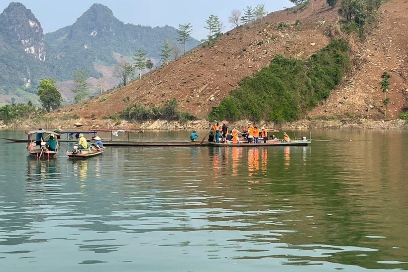 Lực lượng cứu hộ tìm kiếm nạn nhân. Ảnh: Dân Trí