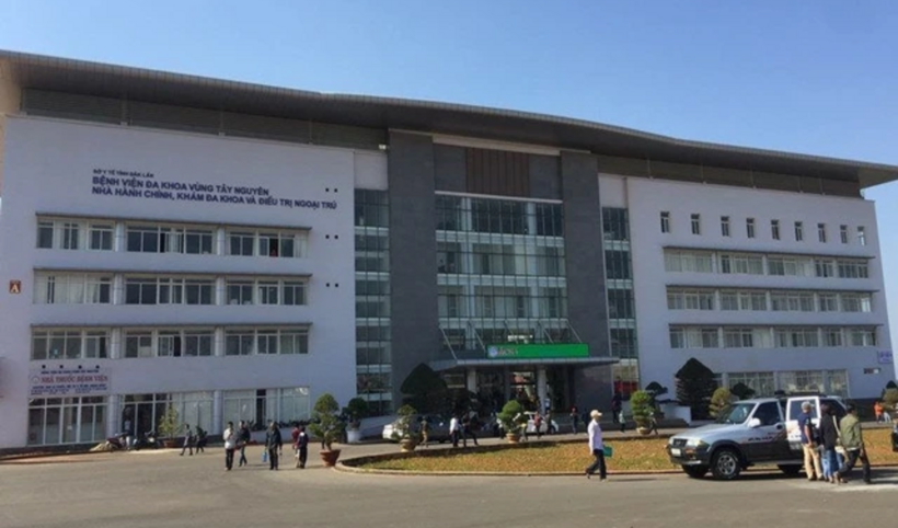 Bà H. được đưa đến Bệnh viện Đa khoa vùng Tây Nguyên sau khi bị chính con trai của mình chém.