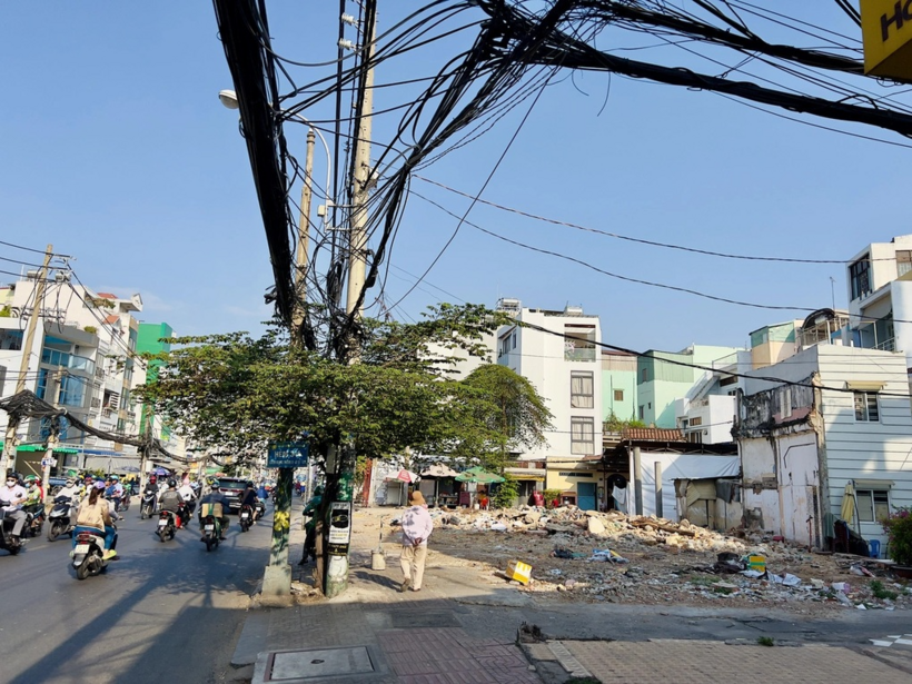 Mặt bằng trên đường Cách Mạng Tháng 8 thuộc địa bàn quận 3 vừa được bàn giao thuộc dự án metro số 2. Ảnh: Dân trí