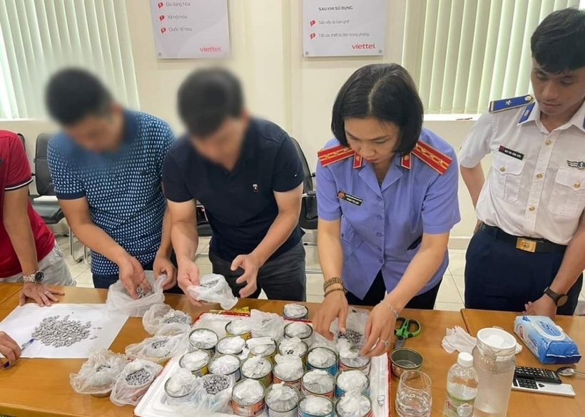 Lực lượng chức năng kiểm đếm tang vật liên quan. Ảnh: VietNamNet
