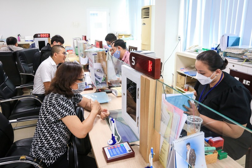 Công chức, viên chức nhà nước có chức vụ.