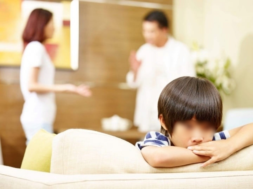 Trẻ bị trầm cảm luôn tự thu mình, cô lập bản thân với môi trường xung quanh, không thích tiếp xúc với mọi người. Ảnh minh họa