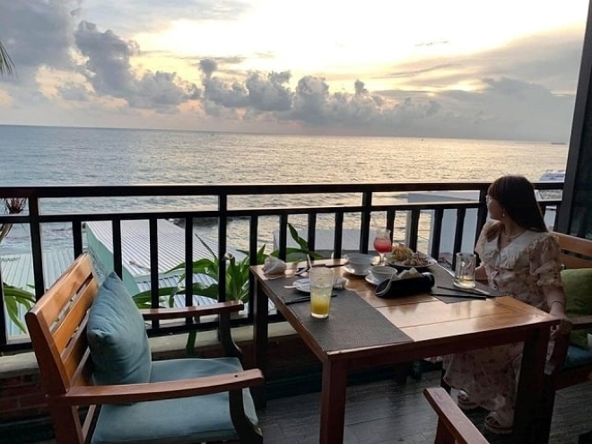 Xin Chào Restaurant gây ấn tượng với du khách với lối bày trí sang trọng, thoáng mát