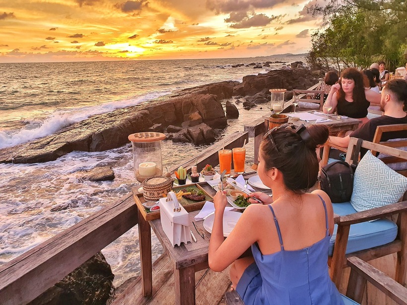 On The Rock Restaurant nằm sát bãi biển ông Lang