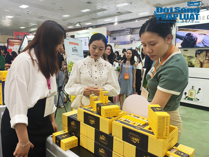 Nhiều bạn trẻ đã có mặt từ sớm để tham quan và tìm hiểu những sản phẩm tốt, đặc biệt là những sản phẩm có nguồn gốc từ thiên nhiên