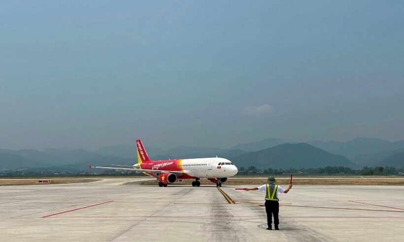 Hình ảnh chuyến bay đầu tiên được Đài Kiểm soát không lưu mới điều hành an toàn