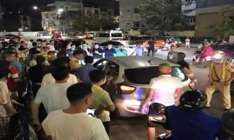 Người dân và lực lượng chức năng vây bắt đối tượng thông chốt kiểm tra nồng độ cồn. (Ảnh: Báo Lao động)