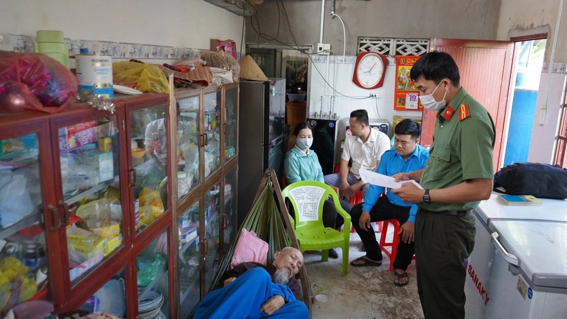 Cơ quan An ninh điều tra Công an tỉnh Long An đọc quyết định khởi tố vụ án hình sự và khởi tố bị can đối với ông Lê Tùng Vân.