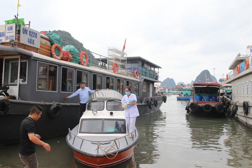 Trong quá trình di chuyển sản phụ sinh con ngay trên biển
