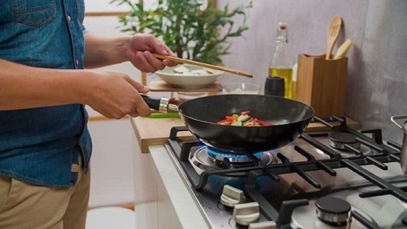 Nên thay đổi thói quen nấu nướng để tiết kiệm gas.
