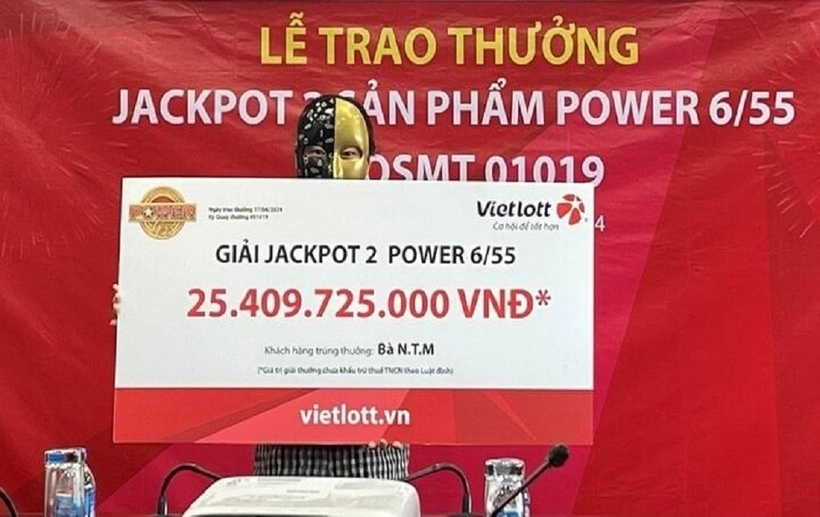 Chị M. nhận giải Jackpot 2 trị giá hơn 25 tỷ đồng. Ảnh: Vietlott