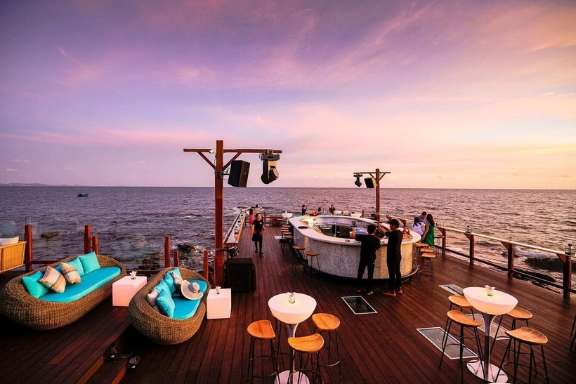 Sunset Sanato được thiết kể ngay trên mặt biển