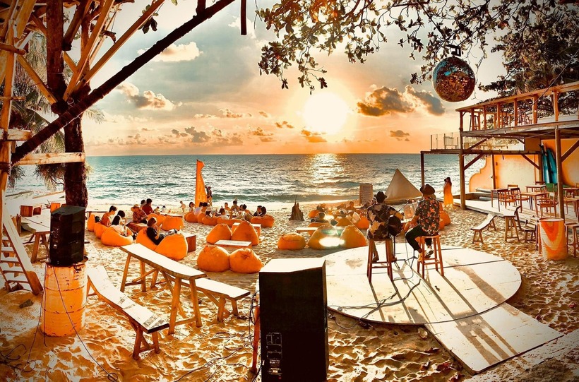 OCSEN Beach Bar & Club đem lại cho du khách cảm giác gần gũi với thiên nhiên