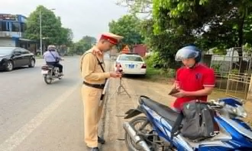 Lực lượng CSGT tiến hành kiểm soát các loại giấy tờ liên quan đến người điều khiển và phương tiện xe môtô, xe gắn máy. (Ảnh: Công an Thanh Hóa)