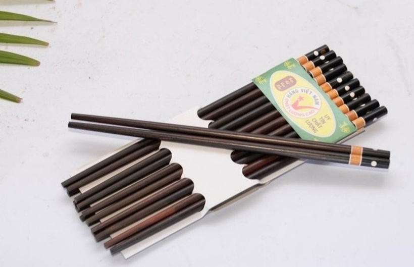 Theo khuyến cáo của các chuyên gia về sức khoẻ, trừ trường hợp bất khả kháng, còn không thì bạn không nên sử dụng đũa dùng 1 lần. Ảnh minh họa