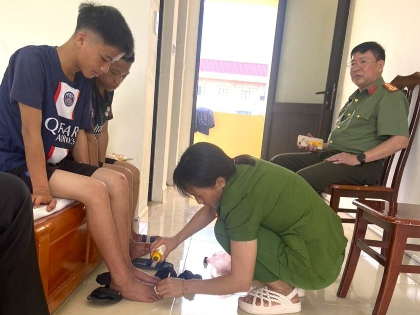 Hai cháu bé đi lạc. Ảnh: Dân Trí