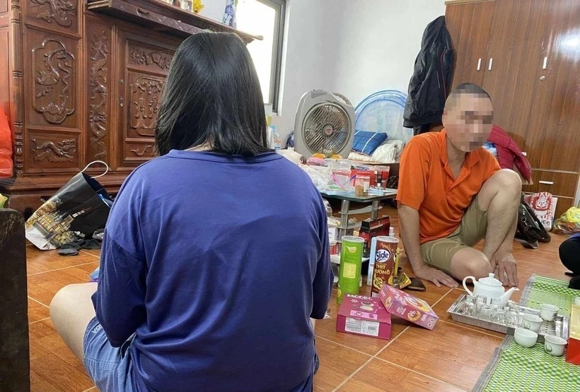 Cháu L. và bố tại nhà riêng. Ảnh: VietNamPlus